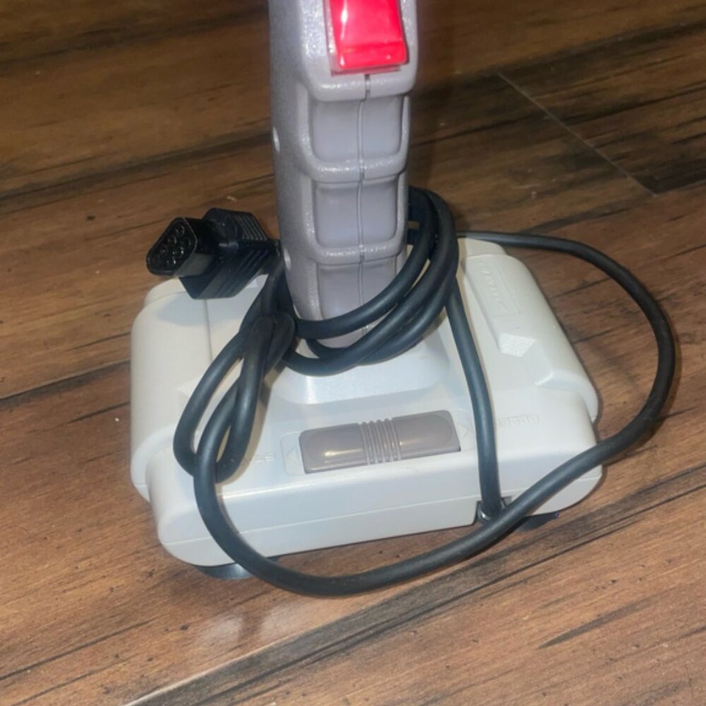 Nintendo (NES) Controller Quick Shot - Picture 3 of 6